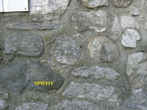 un bloc de spilite dans le mur du Beffroi