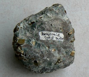 morceau de dolomie avec cristaux de pyrite