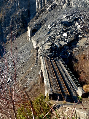  la sortie du tunnel de Brondes, amas sur la voie 