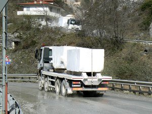 photo des camions qui descendent les gros blocs